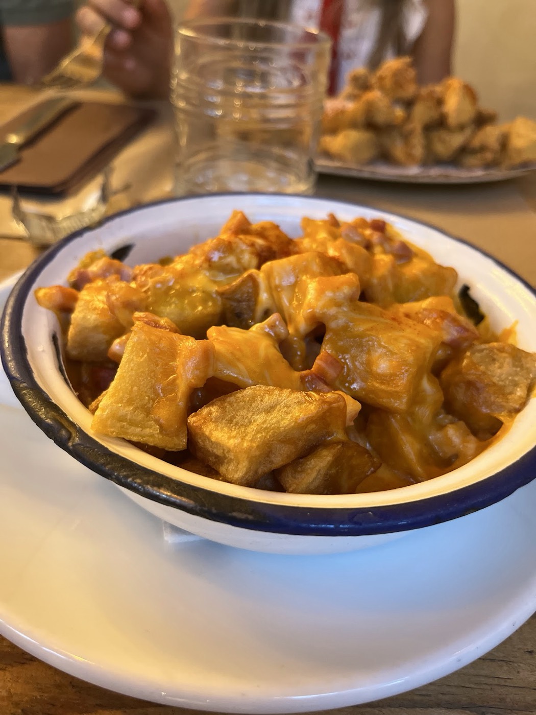 Cazuela de patatas con queso fundido