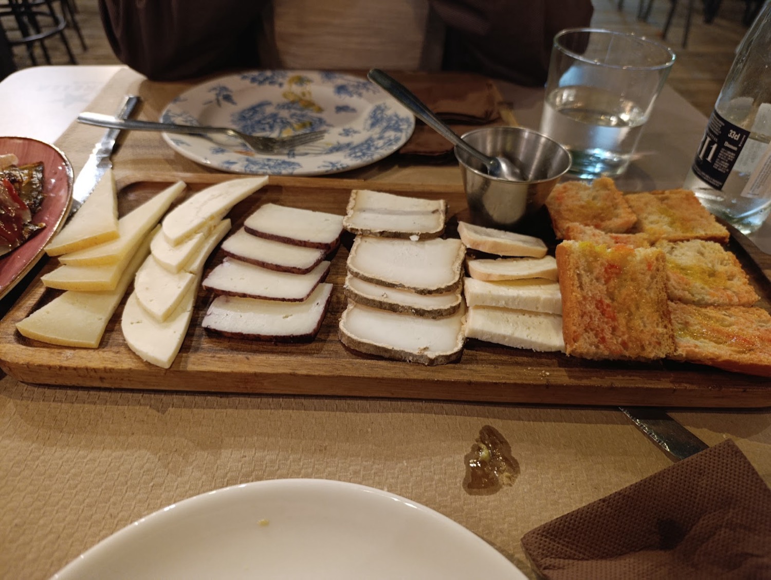 Tabla de quesos con pan con tomate